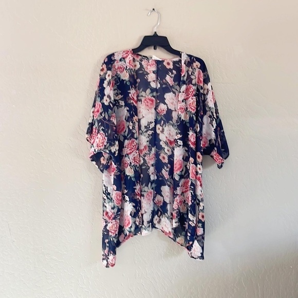 (5/$25 SALE ✅) Floral Kimono Cardigan - Picture 1 of 8